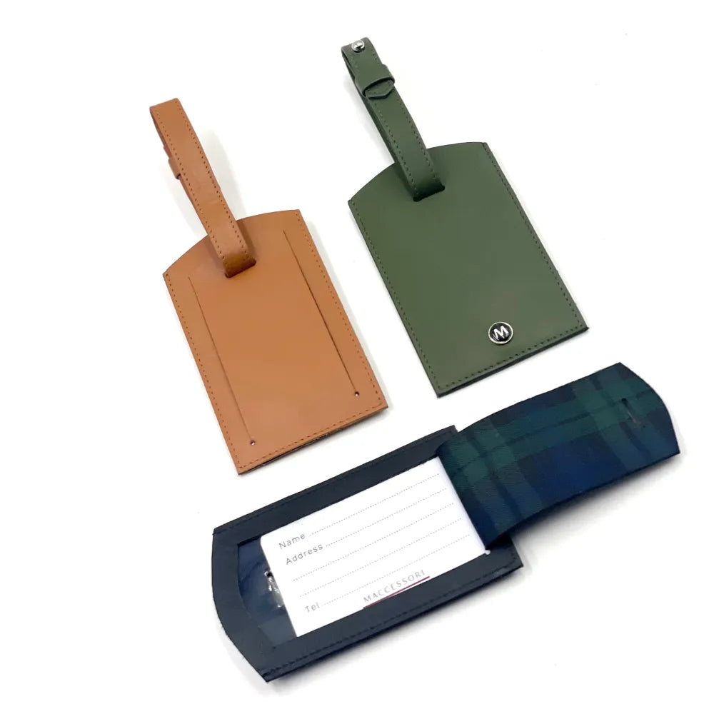 Italian leather luggage tag from Maccessori — quality travel gift — detail view