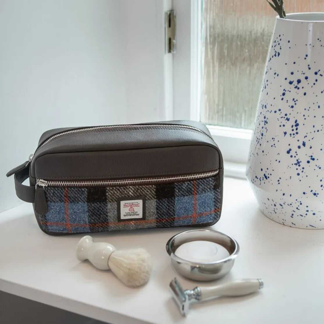 HARRIS TWEED WASH BAG image 1